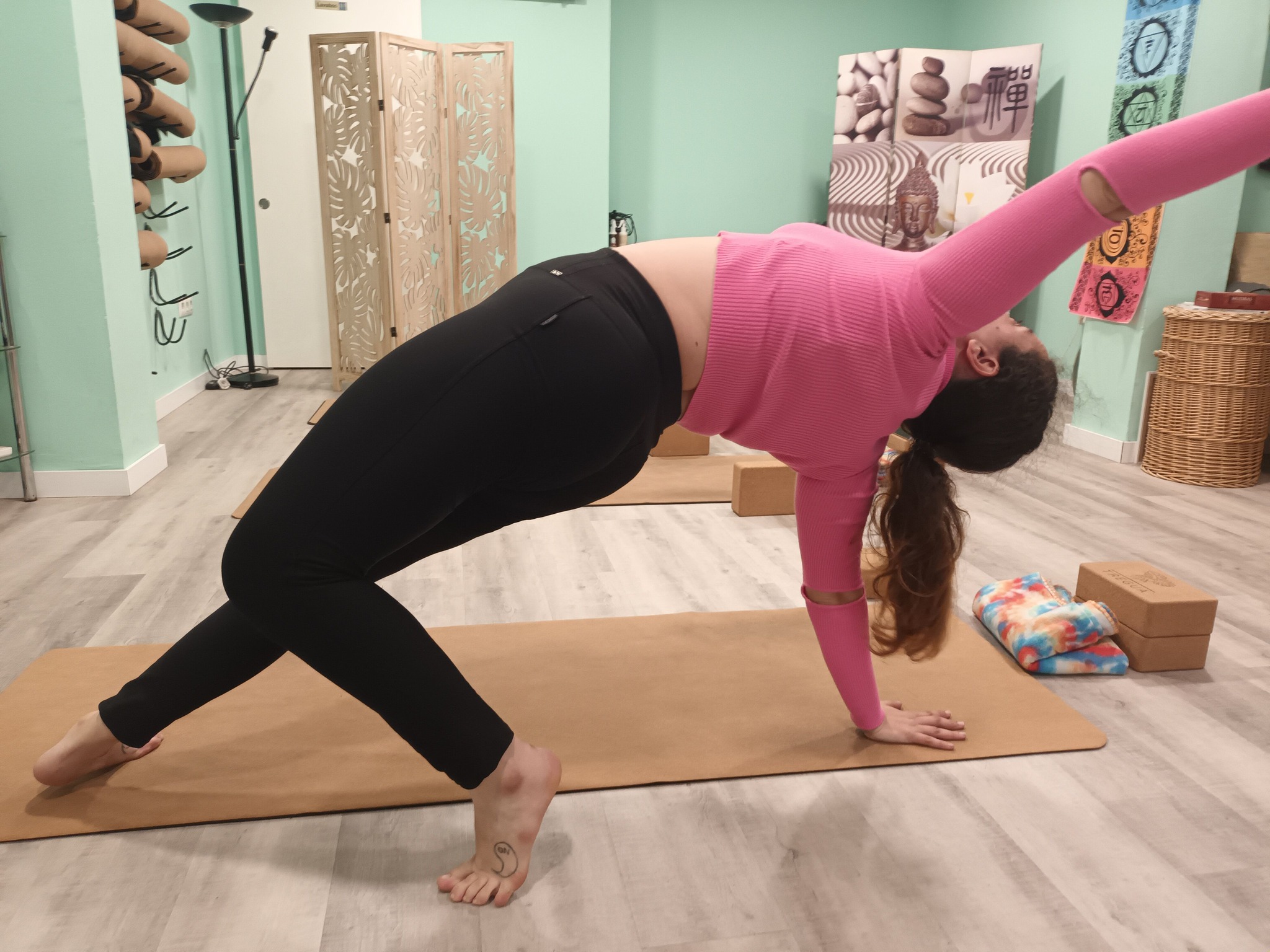 Postura Salvaje o Catmakarasana